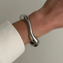 Load image into Gallery viewer, Snake Curve Wide Cuff Bangle